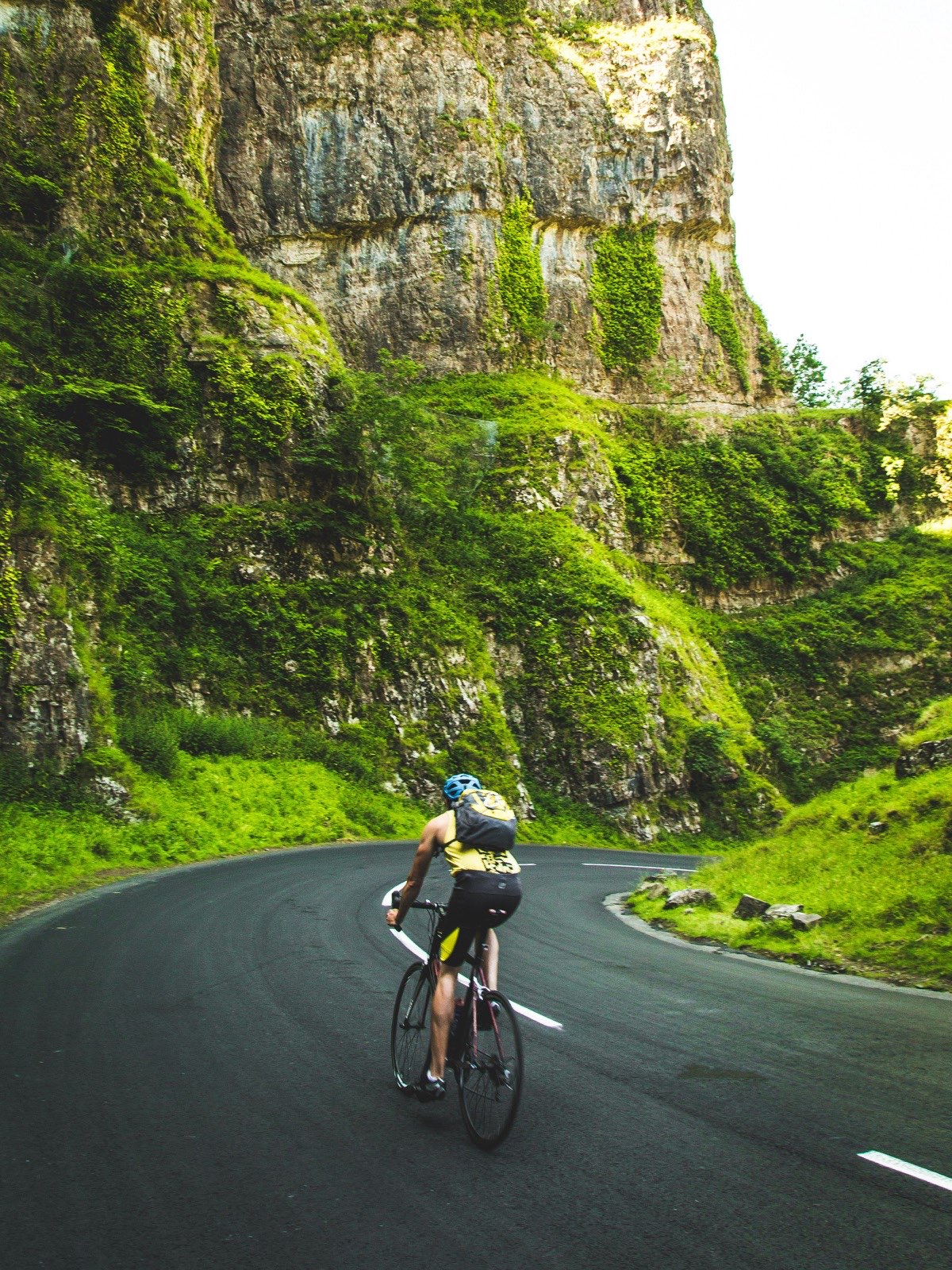 Ciclista em estrada de montanha