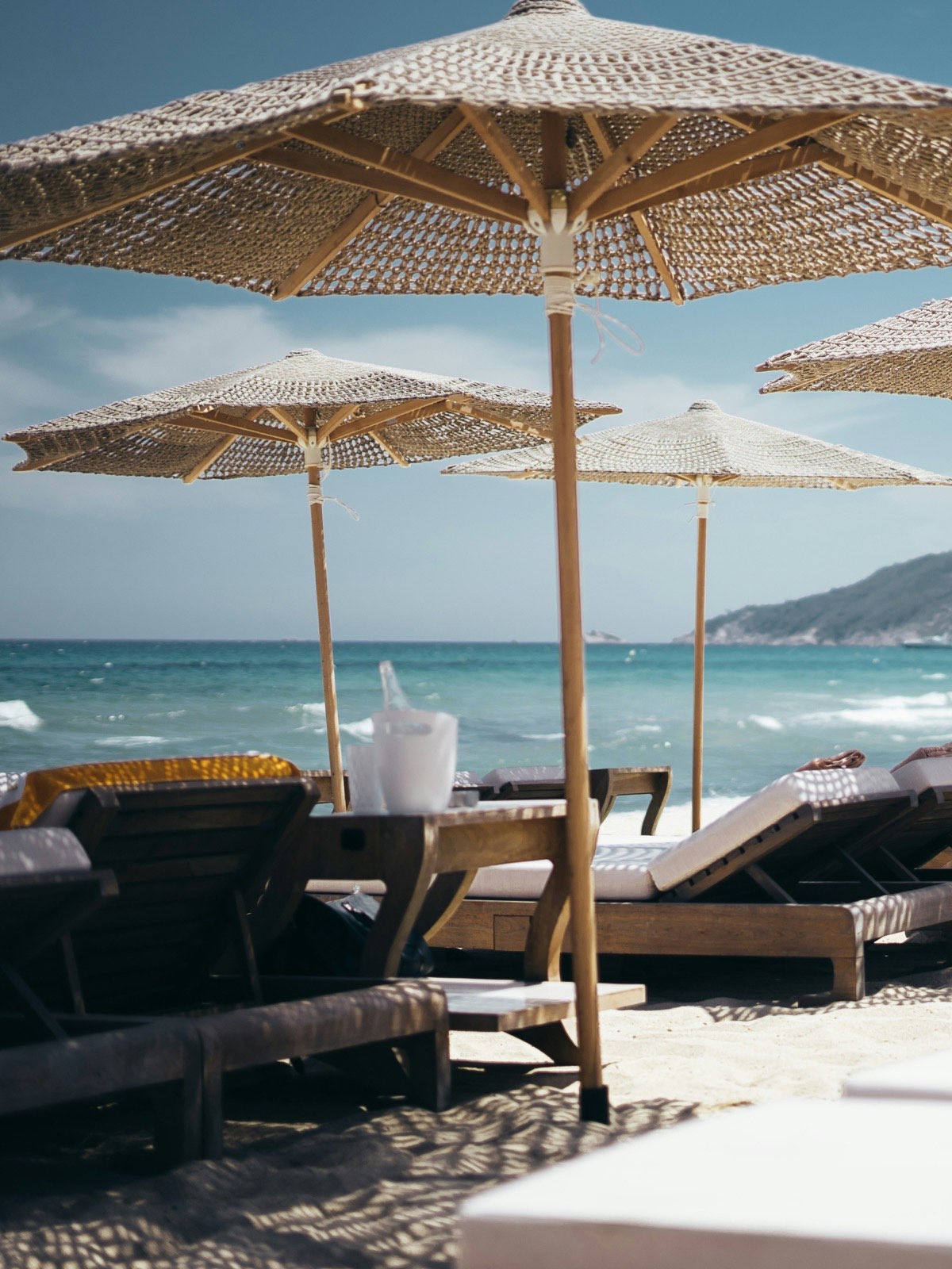 Guarda-sóis em uma praia de mar turquesa